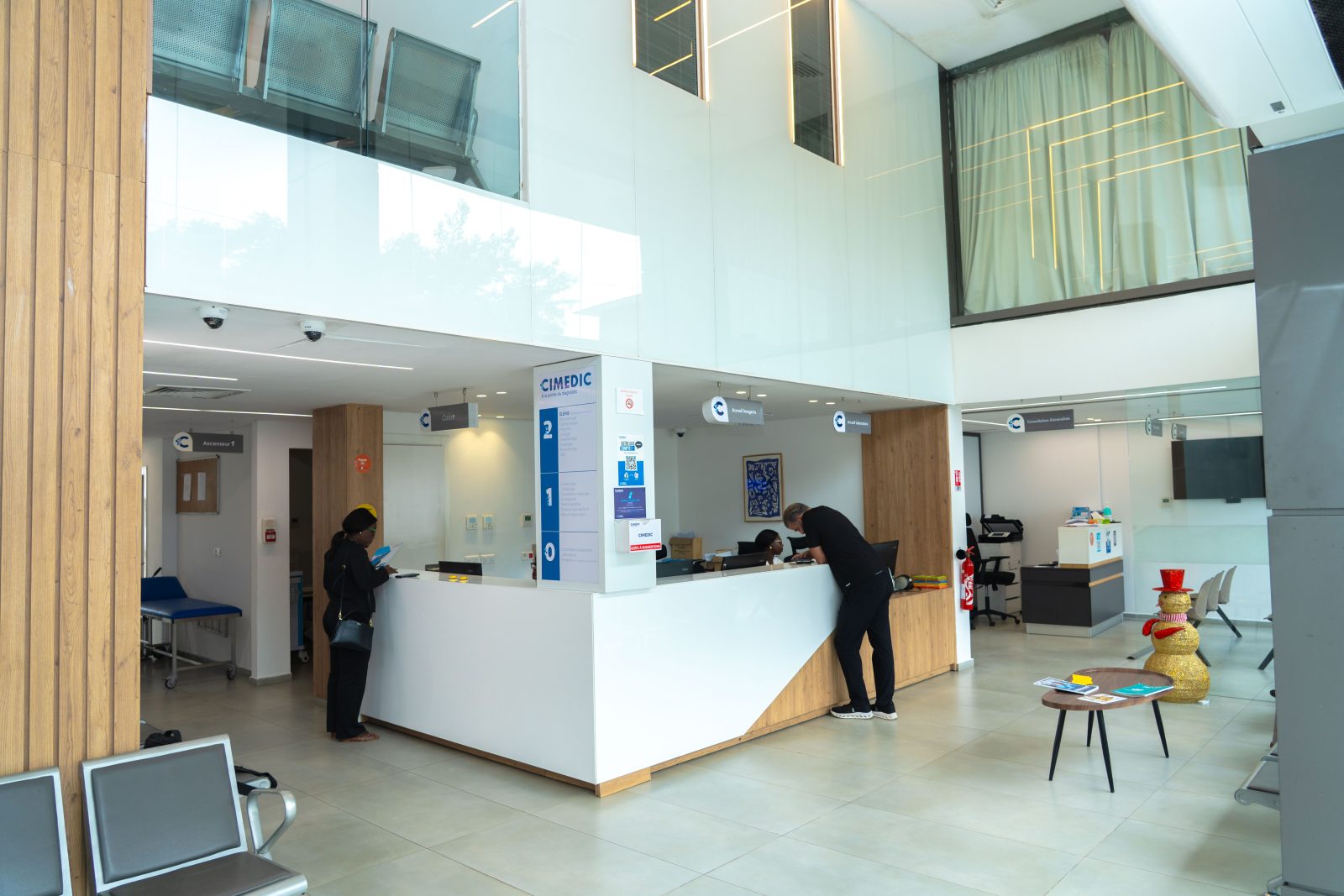 Accueil des patients à la réception de CIMEDIC, Marcory